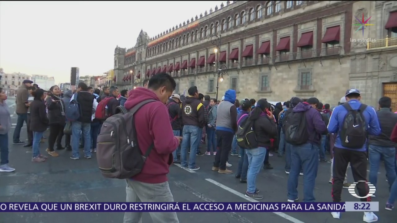 Manifestantes de la CNTE protestan frente a Palacio Nacional