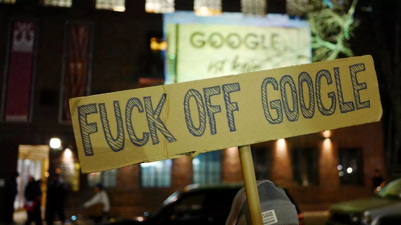 Manifestantes protestan contra la apertura de un campus de Google en el distrito de Kreuzber, en Berlin (Reuters)