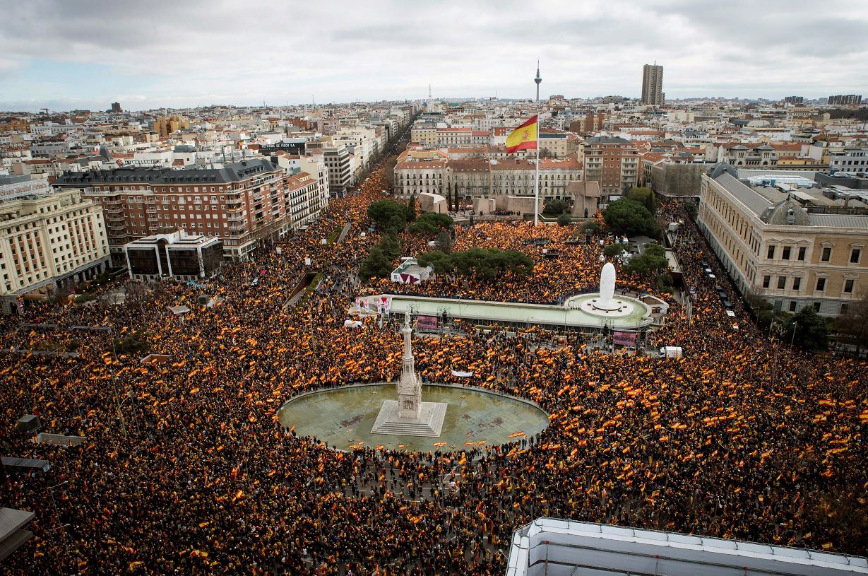 Miles marchan en Madrid contra gestión del Gobierno español en Cataluña