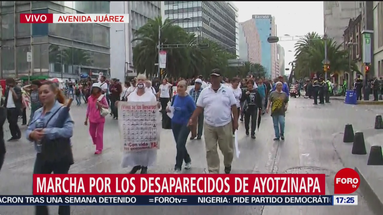 Foto: Marcha por normalistas de Ayotzinapa avanza por Av Juárez