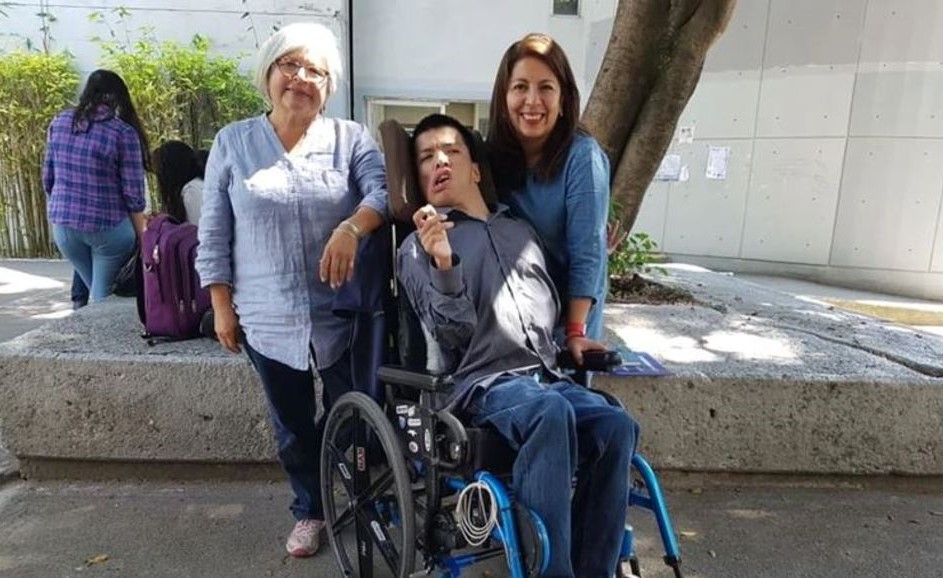 Matías Alaniz Ivarez posa junto a su familia frente a las instalaciones de la UNAM en 2017 (Notimex)