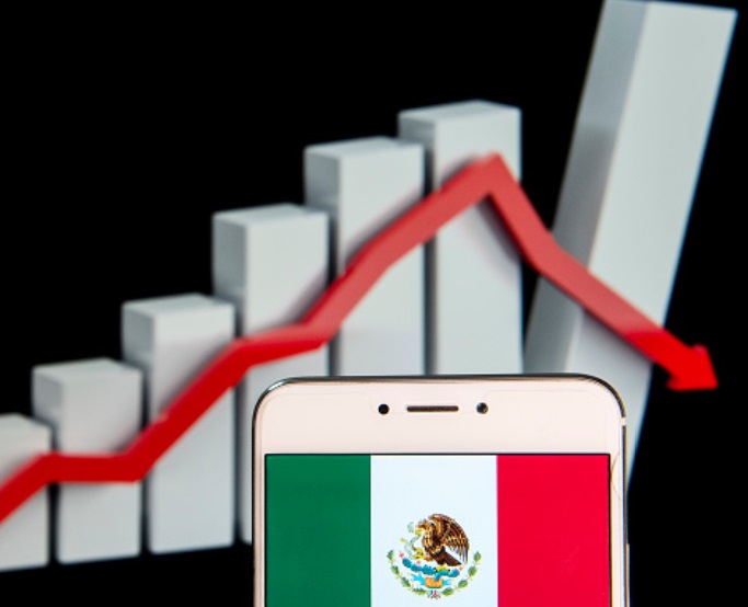 Foto: La bandera mexicana se ve en un dispositivo móvil con un gráfico de pérdidas, México, febrero 11 de 2019 (Getty Images)