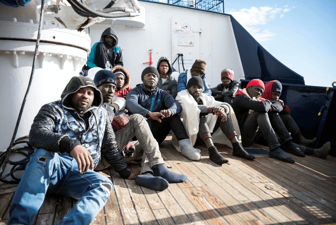 Foto: Migrantes en el bardo de rescate Sea-Eye, en el mar Mediterráneo, 8 de enero del 2018