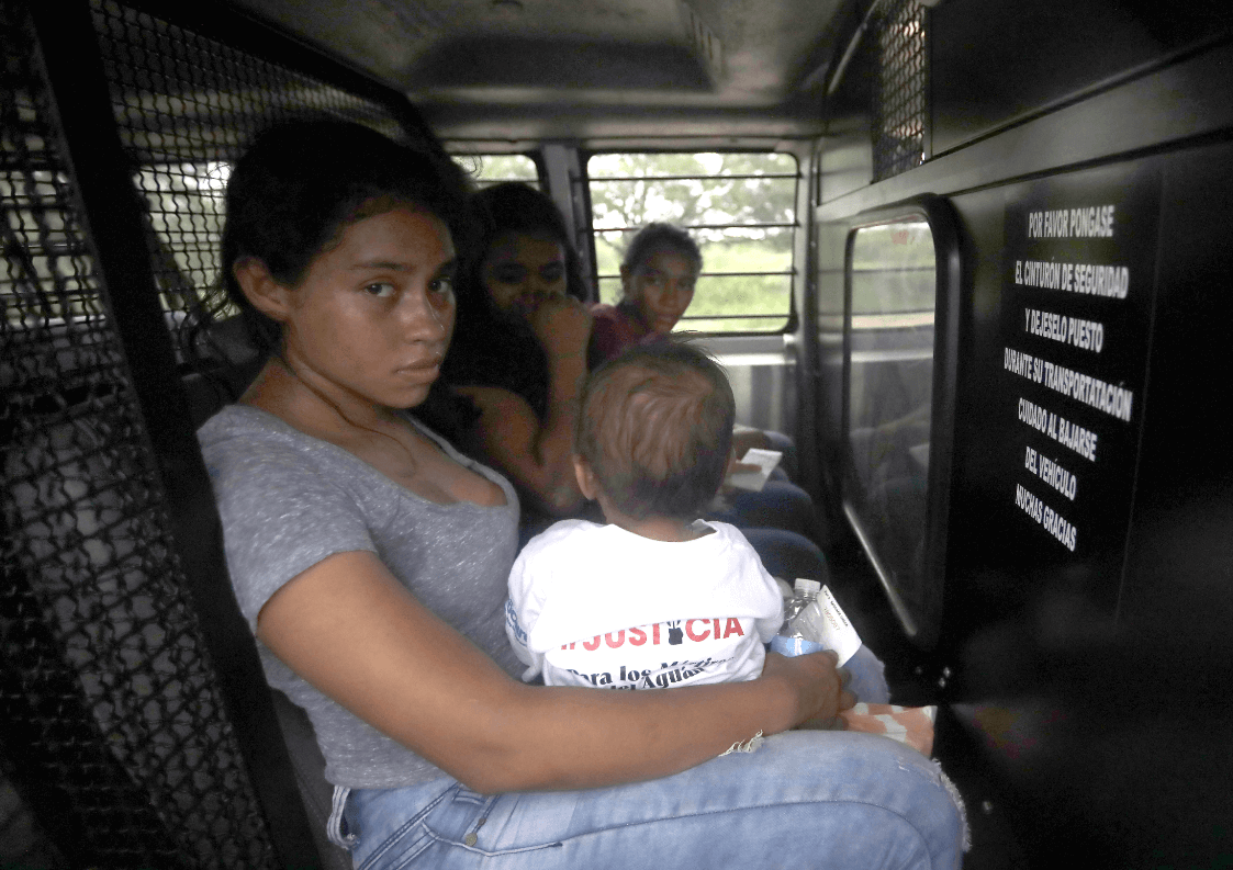 Migrante hondureña y su bebé en McAllen, Texas, detenidos por la Patrulla Fronteriza, 25 de junio de 2018, Estados Unidos