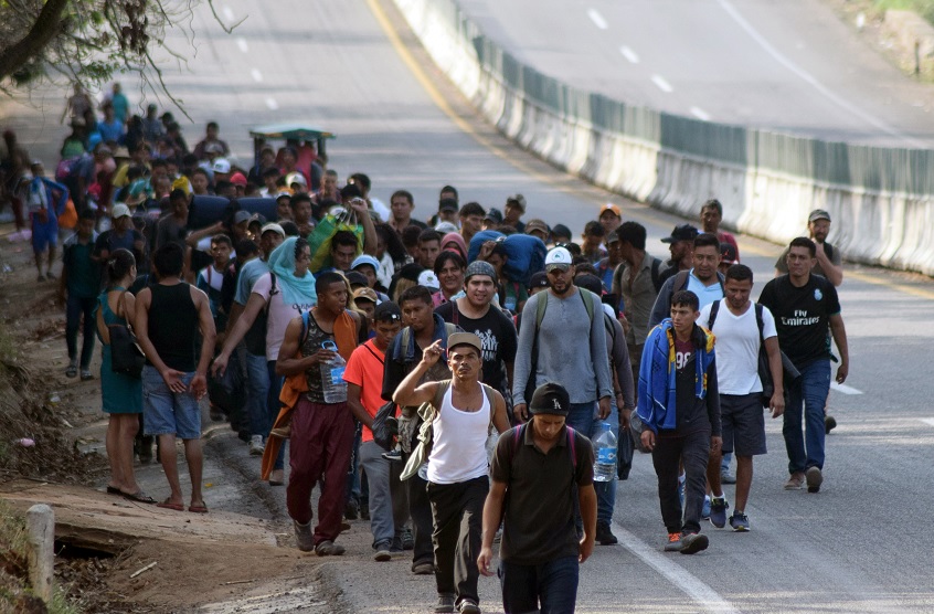 Caravana migrante avanza hacia Huixtla, Chiapas