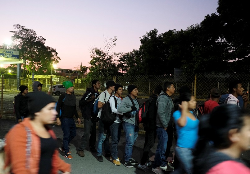 Foto: Personas, pertenecientes a una caravana de migrantes de Honduras en ruta a Estados Unidos, esperan en la entrada del puente fronterizo en Tecun Uman, Guatemala, febrero 2 de 2019 (Reuters)