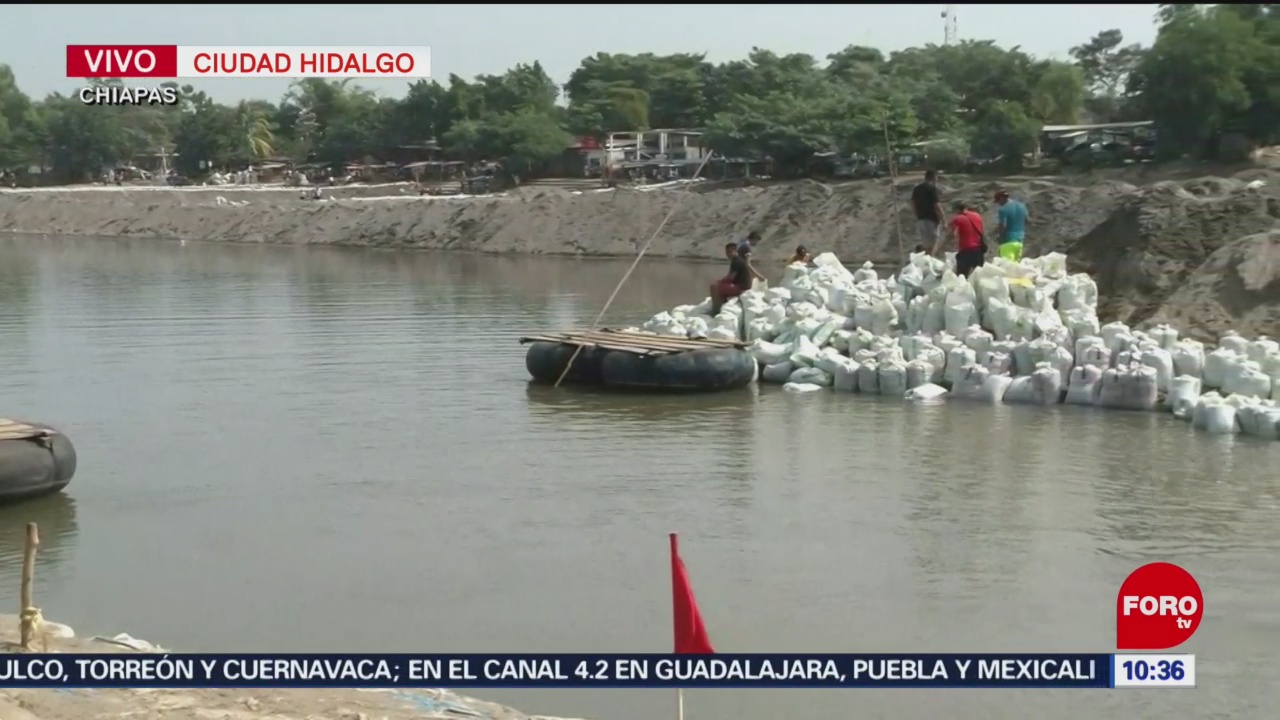 Migrantes cruzan río en Ciudad Hidalgo, Chiapas