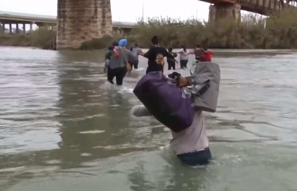 Desesperados Migrantes Cruzan El Río Bravo Entre México Y Eeuu N