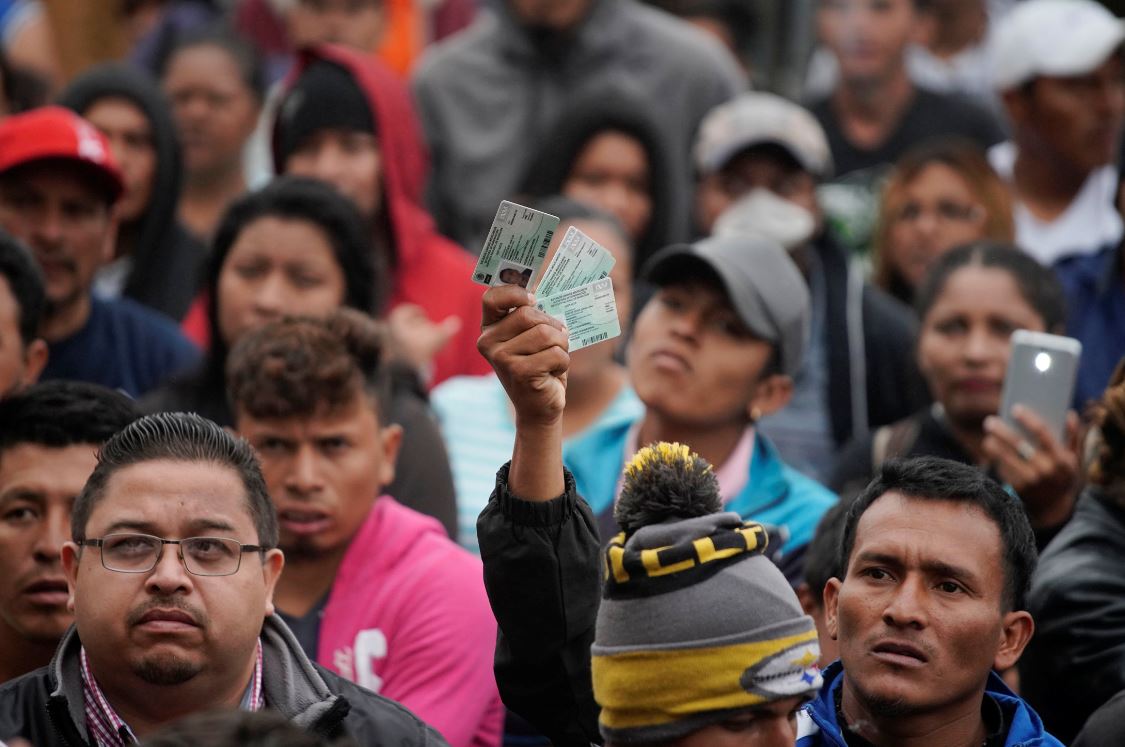 Foto: Migrantes obtienen una tarjeta de visitante por razones humanitarias que expide el Instituto Nacional de Migración, el 9 de febrero de 2019