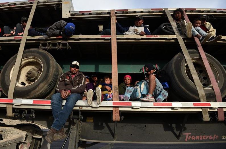 Foto: Algunos migrantes viajan en plataformas de tráileres a su paso por México, el 10 de febrero de 2019