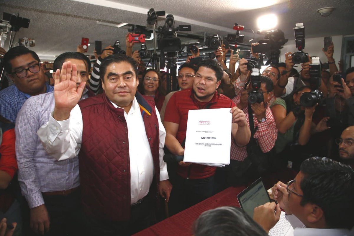 Miguel Barbosa se registra en proceso interno de Morena en Puebla