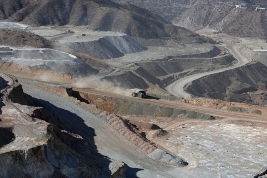 Foto: Un camión transporta material de cobre a una estación de trituración de una mina de cobre a cielo abierto en Sonora, México, febrero 12 de 2019 (Getty Images)