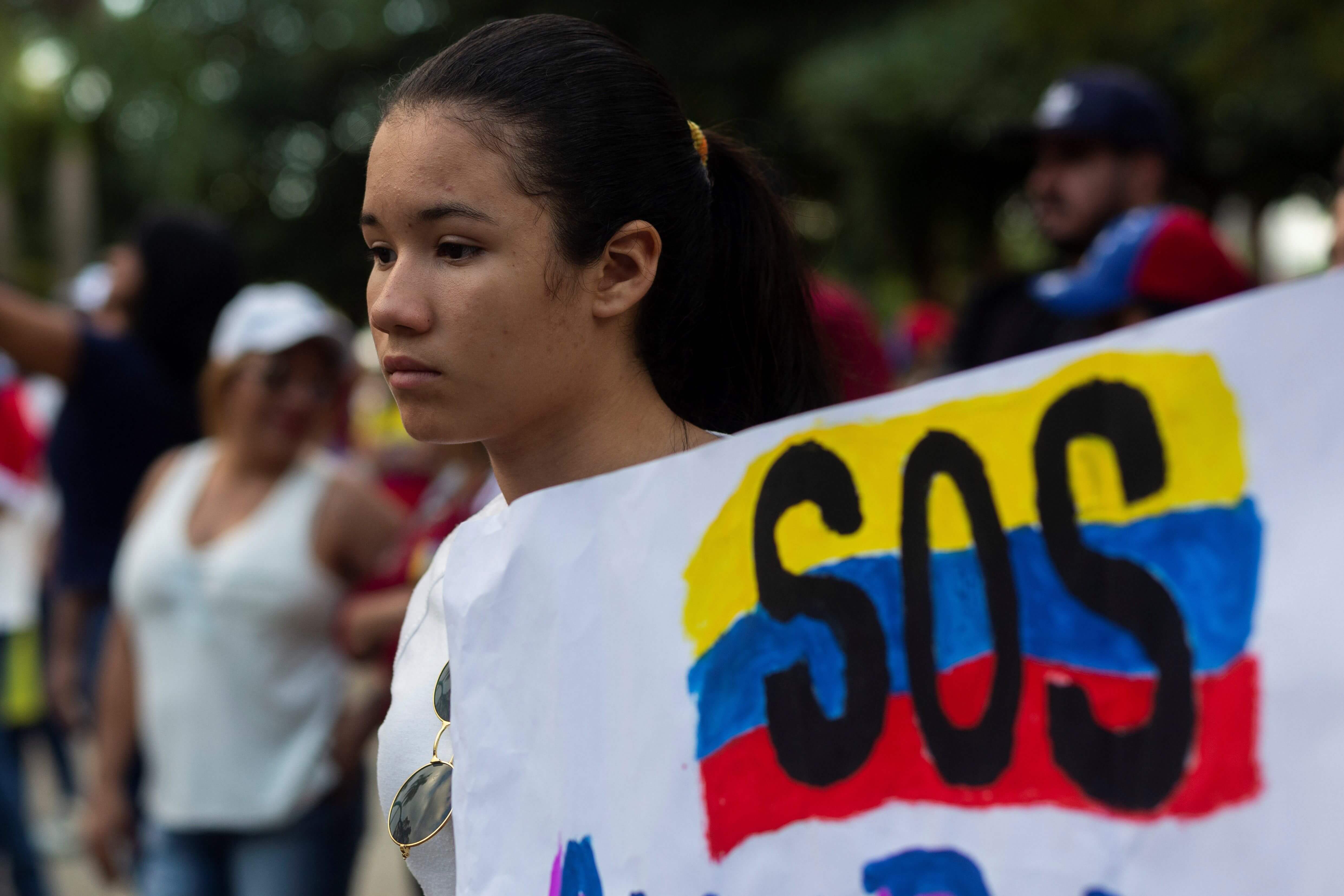 FOTO Ebrard: Nosotros no defender a Maduro, ni su régimen/ mujer protesta en venezuela 4 febrero 2019