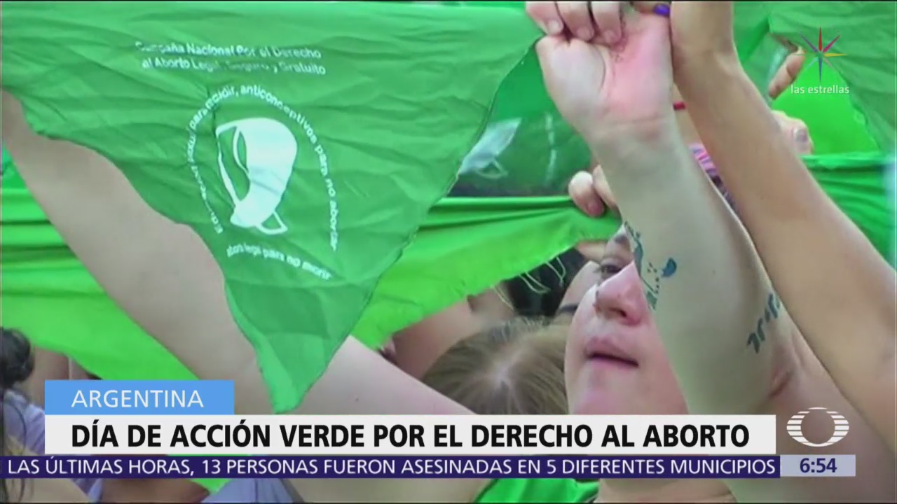 Mujeres con pañuelos verdes piden aborto legal en Argentina