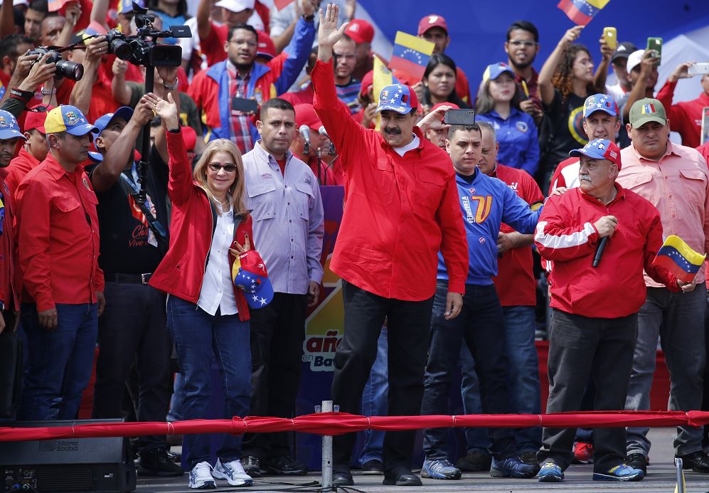 Foto: El presidente Nicolás Maduro y la primera dama, Cilia Flores, saludan a sus partidarios durante un mitin en Caracas, Venezuela, 2 febrero 2019