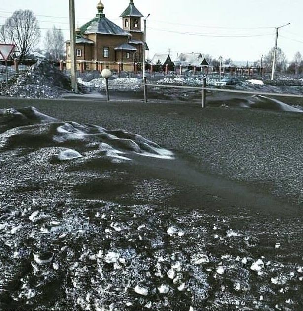 nieve negra cae en region rusa de siberia