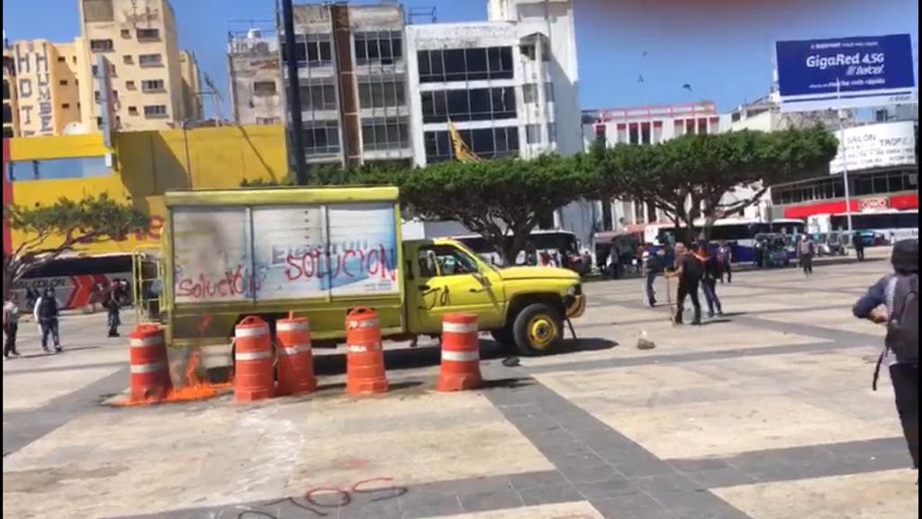 Foto: Normalistas vandalizan vehículo en Tuxtla Gutiérrez, 12 febrero 2019. Twitter @juanelo_28