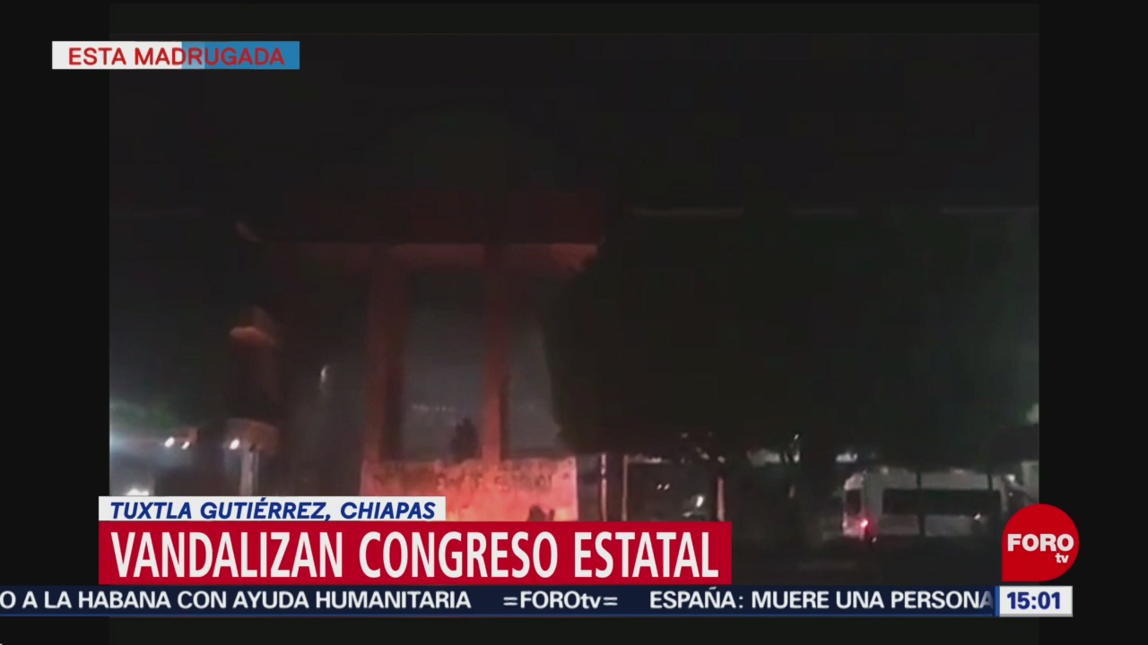 Normalistas vandalizan Congreso de Chiapas