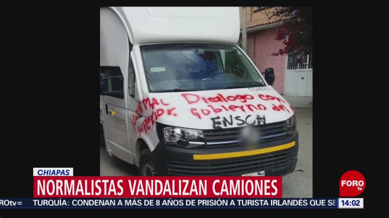 Normalistas vandalizan vehículos en Tuxtla Gutiérrez