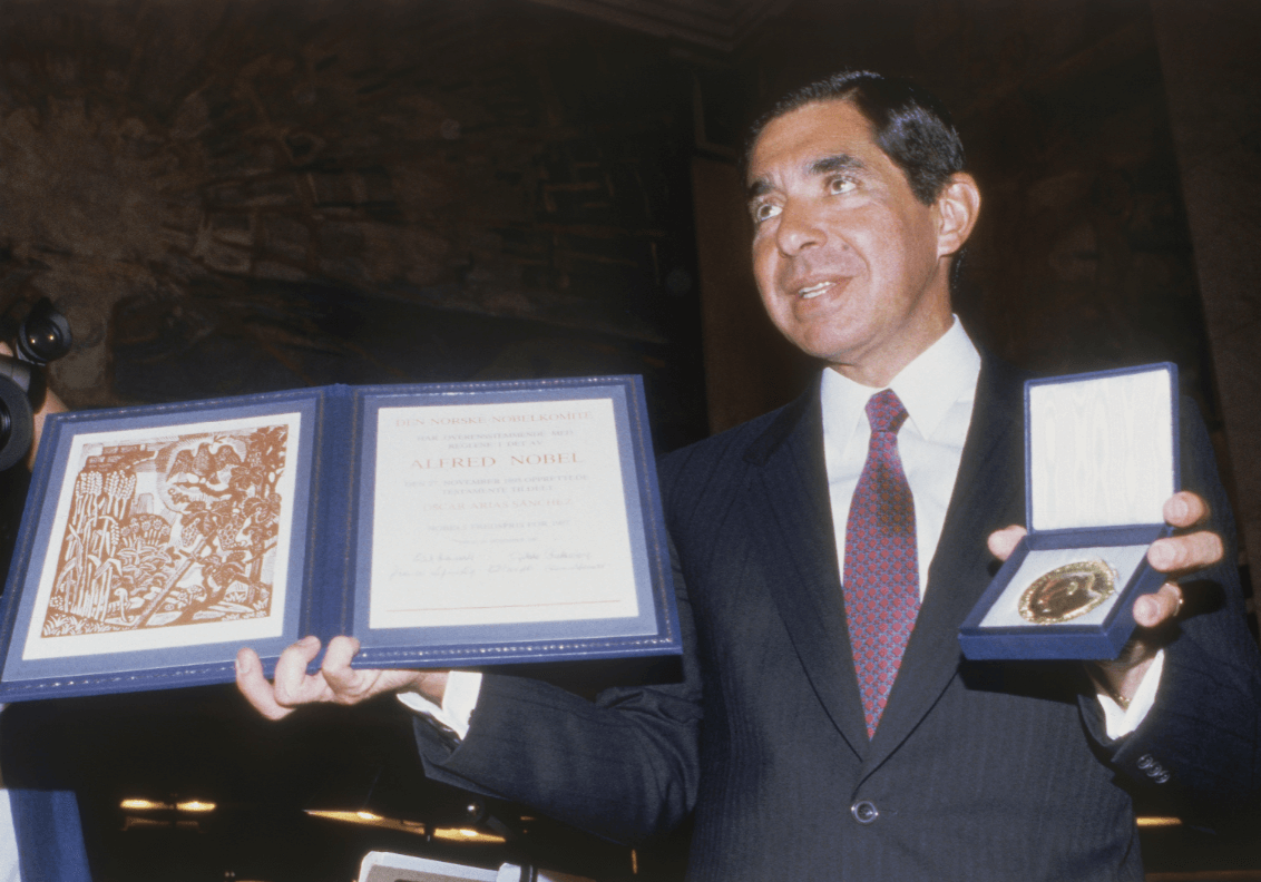 Foto: Óscar Arias recibe el Nobel de la Paz, 10 de diciembre de 1987, Oslo, Noruega