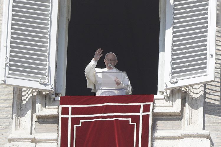 Foto: El papa Francisco durante la oración del mediodía del Ángelus en la Plaza de San Pedro en el Vaticano, 17 febrero 2019