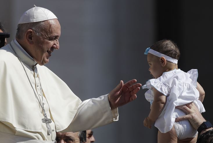 Foto: El papa Francisco acaricia a un bebé al llegar a la Plaza de San Pedro en el Vaticano, 2 febrero 2019