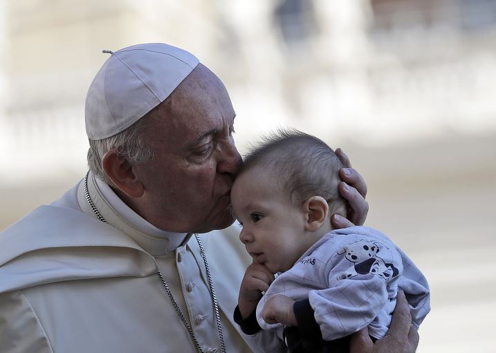 Foto: El Papa Francisco besa a un bebé al llegar a la Plaza de San Pedro en el Ciudad del Vaticano., 2 febrero 2019