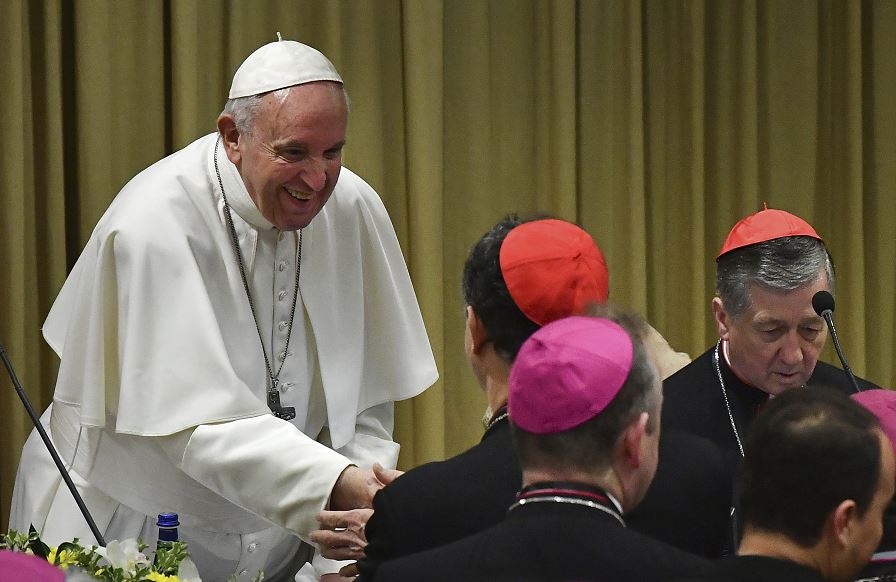 fOTO: El papa Francisco saluda a los obispos al llegar a una cumbre sobre la protección de menores que se realiza en el Vaticano, 21 FEBRERO 2019