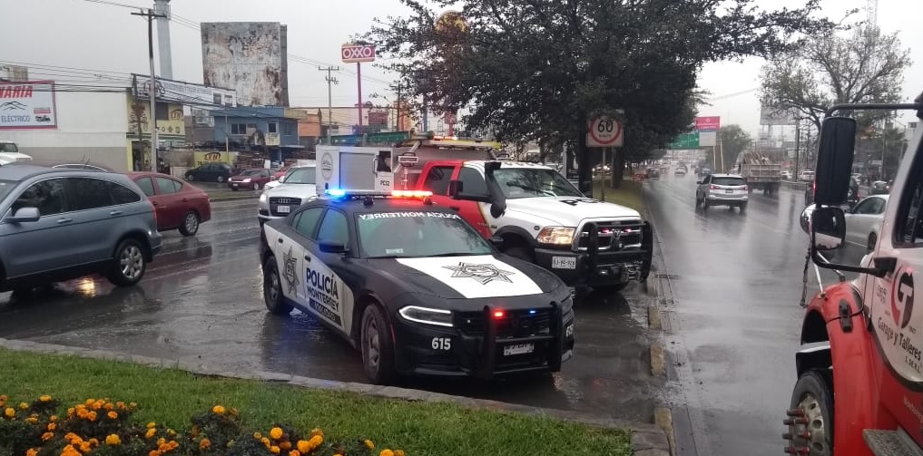 Choque entre camión y camioneta deja tres muertos en Monterrey