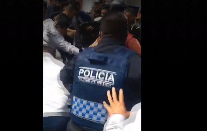 Rescatan a policía de linchamiento entre comerciantes en Iztapalapa