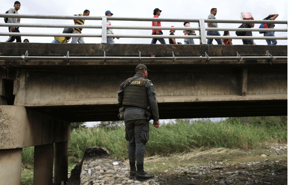 Foto: Policía colombiano vigila el puente Simón Bolívar, en la frontera entre Colombia y Venezuela, 19 de febrero de 2019, Colombia