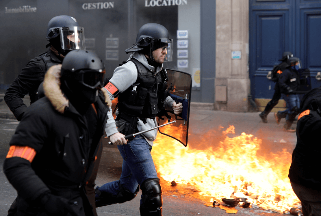 Foto: Policías franceses durante protestas en París. 9 de febrero 2019, Francia 