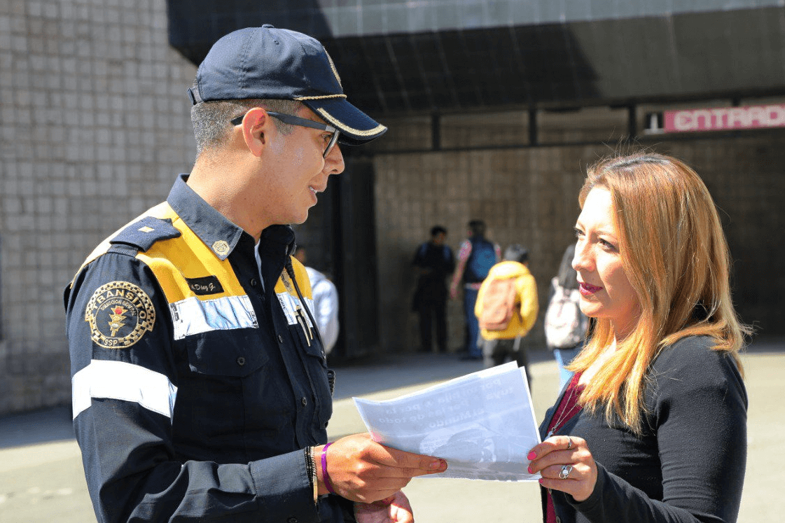 FOTO ¿Miedo en Metro CDMX?, pide ayuda a policías con pulsera morada 4 febrero 2019 cdmx