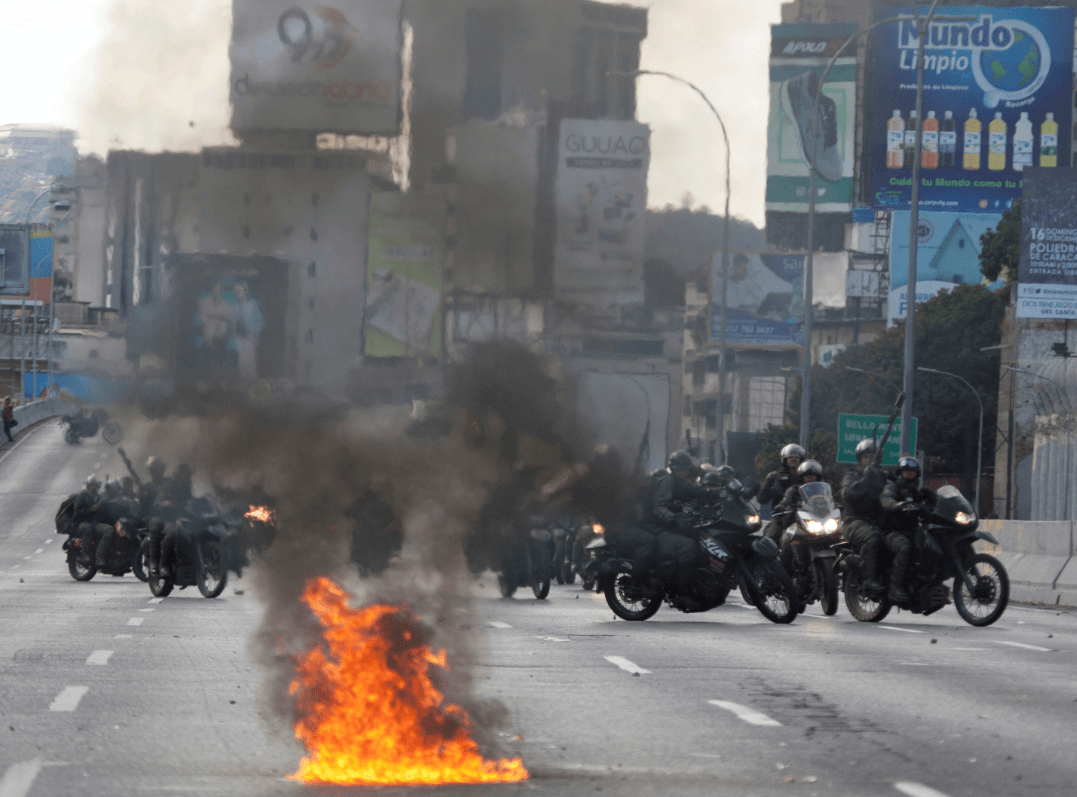 Foto: Policías venezolanos vigilan zona de protesta en Caracas. 2 de febrero 2019, Venezuela