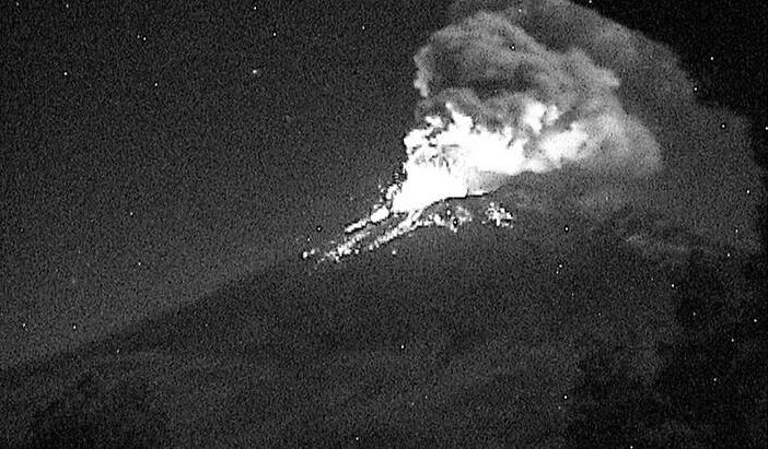 Popocatépetl registra tres explosiones acompañadas de material incandescente y ceniza