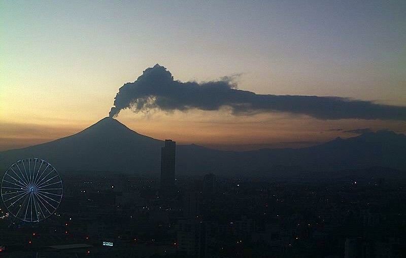 Popocatépetl registra explosión y fumarola de más de dos mil metros de altura