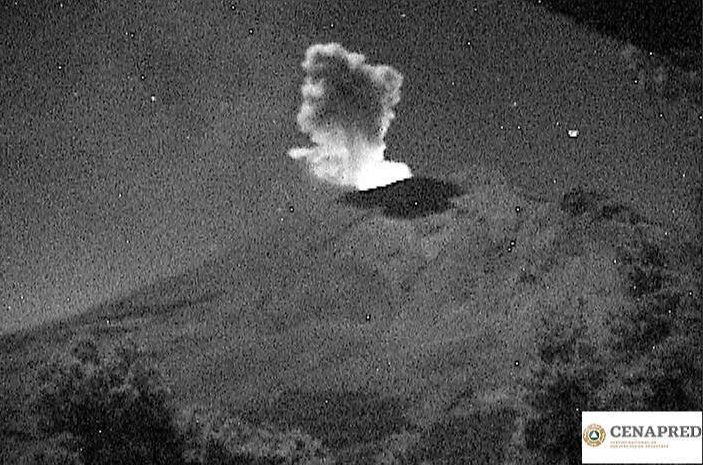 Volcán Popocatépetl expulsa ceniza y fragmentos incandescentes