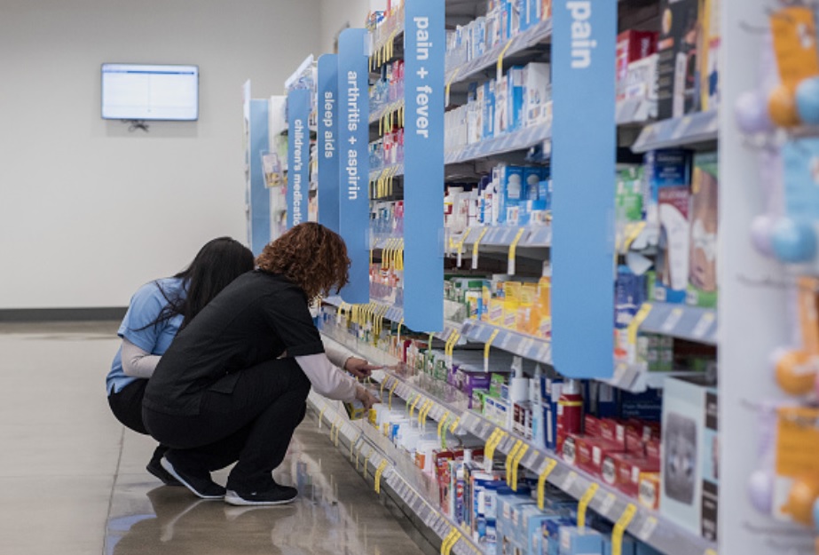 Foto: Empleados acomodan los productos en estantes de una cadena de farmacias en EU, febrero 12 de 2019 (Getty Images)