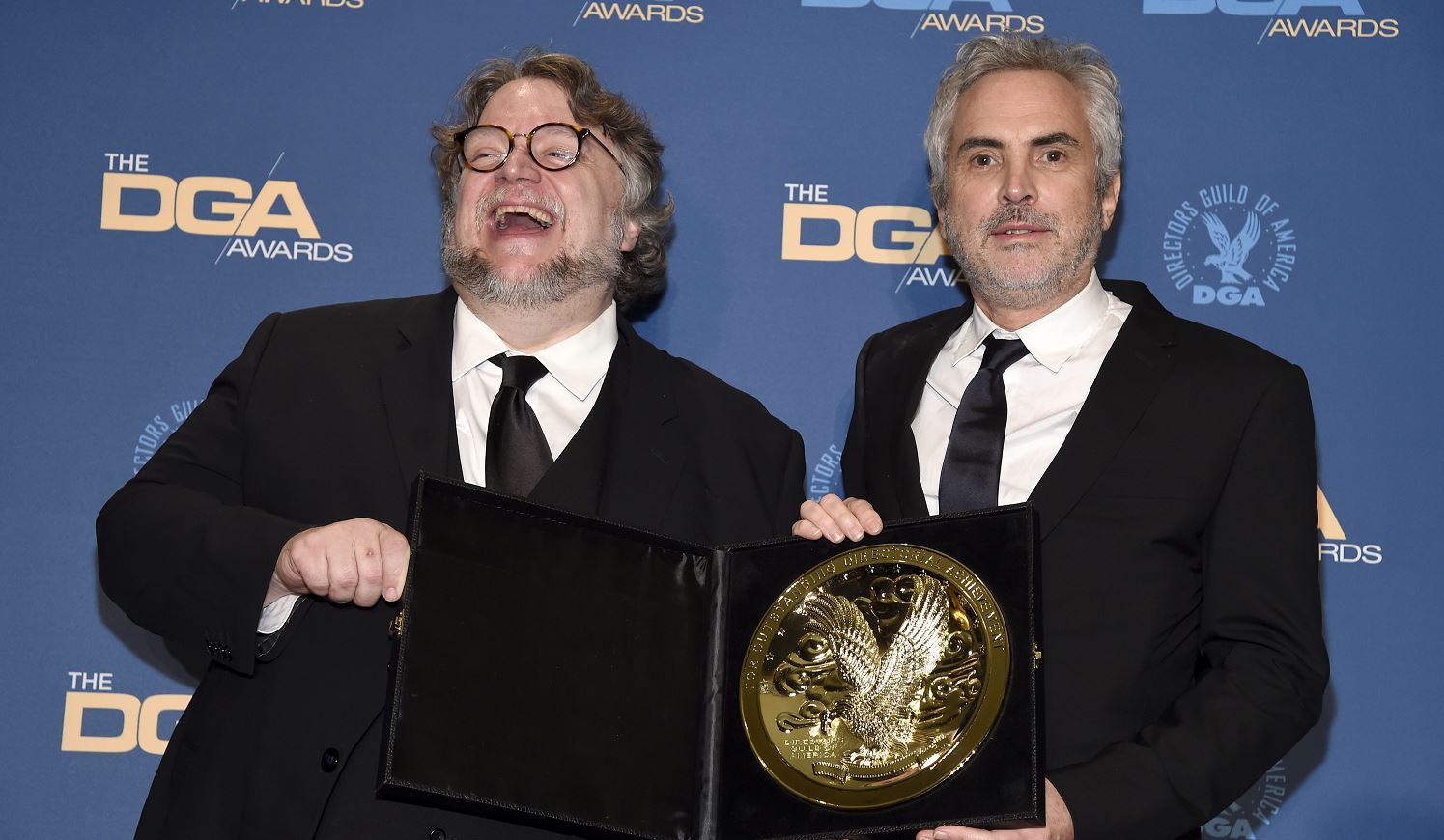 Foto: Guillermo del Toro (i), posa con Alfonso Cuarón, ganador del premio DGA, 3 febrero 2019