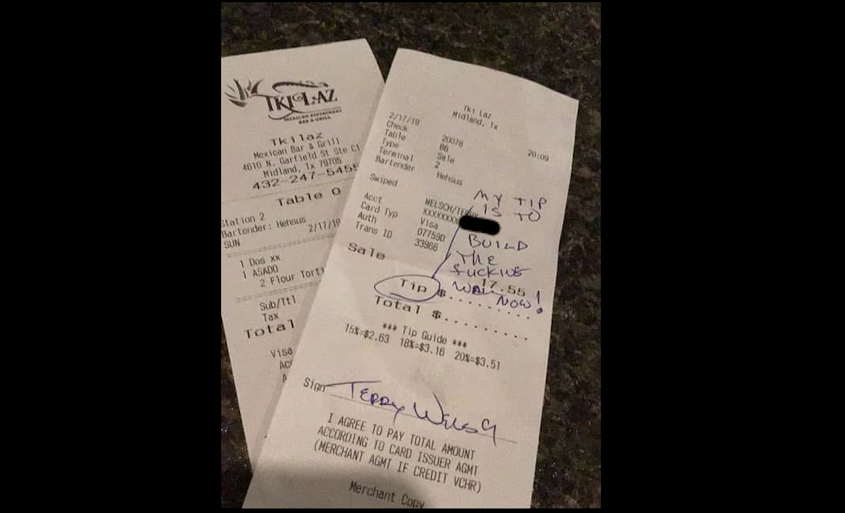 En lugar de dejar propina, cliente de restaurante mexicano insulta al barman