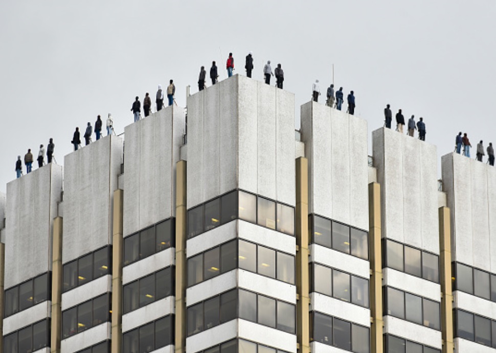 Foto: Escultura de hombres en el techo de un edificio en Londres que intentan suicidarse, febrero 6 de 2019 (Getty Images)