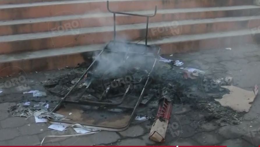 Foto: Los inconformes quemaron papelería en la casilla instalada en Temoac, Morelos, el 23 de febrero de 2019