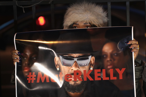 Foto: Los manifestantes se reúnen cerca del estudio del cantante R. Kelly, 22 febrero 2019