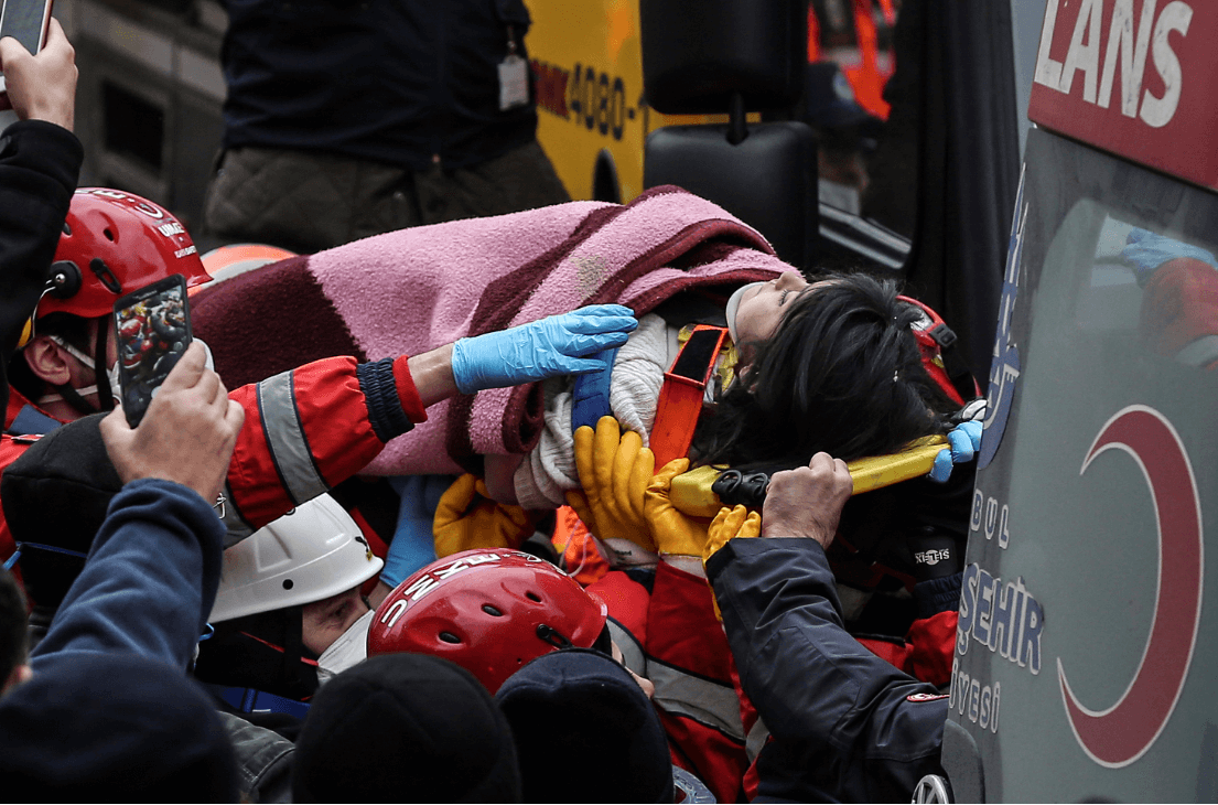 Foto: Rescatan a niña tras derrumbe en Turquía, 7 febrero 2019, Estambul