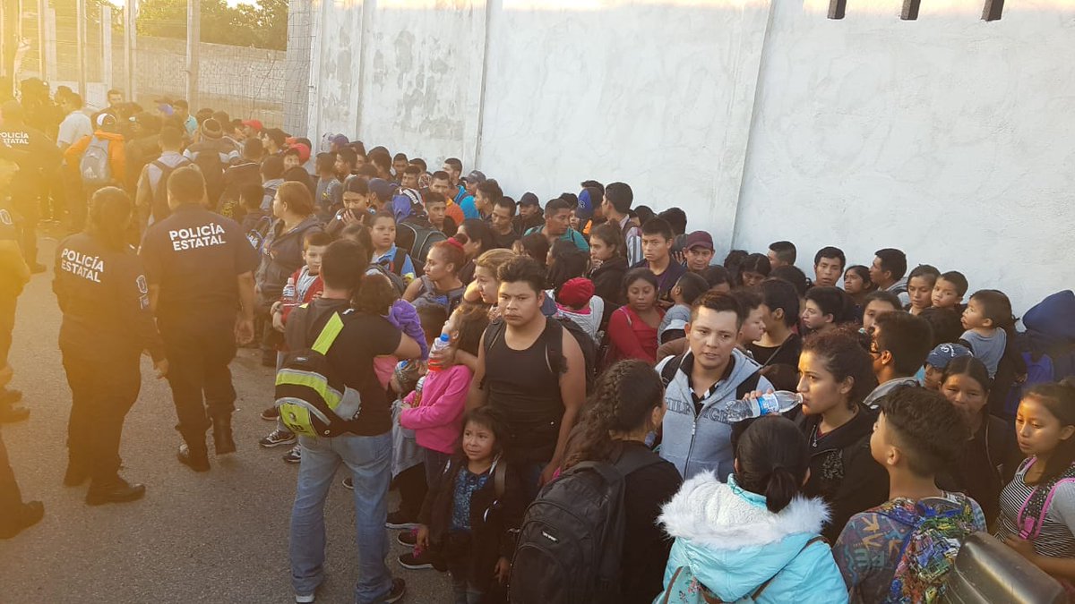 Rescatan a 160 migrantes dentro de un tráiler en Tabasco