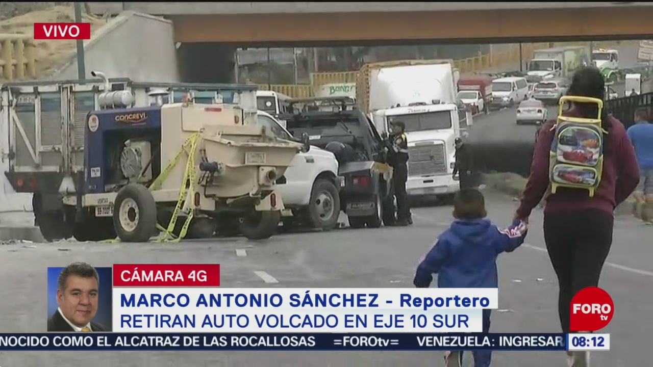 Foto: Retiran auto volcado en la México-Puebla