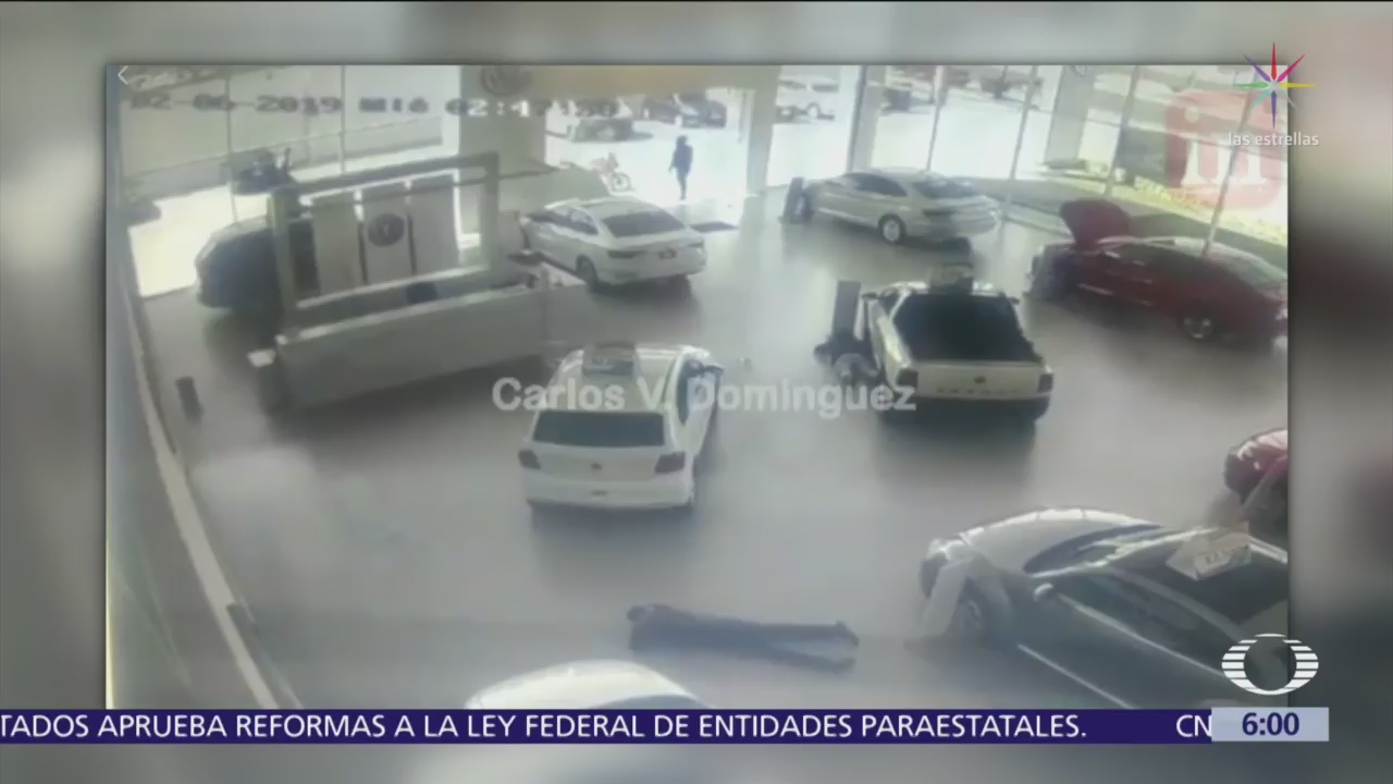 Roban a clientes dentro de agencia de automóviles en Guanajuato