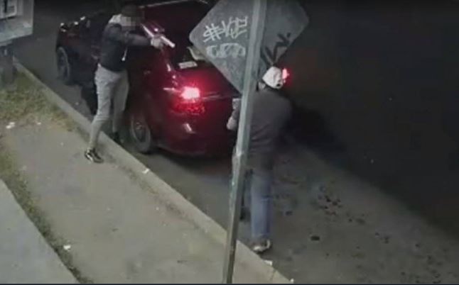 Foto: Un sujeto apunta con su arma a un automovilista para despojarlo de su vehículo, 7 febrero 2019
