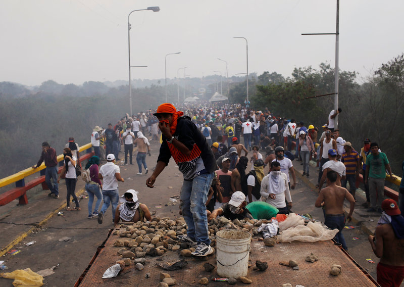 Colombia cierra la frontera con Venezuela durante dos días para evaluar daños