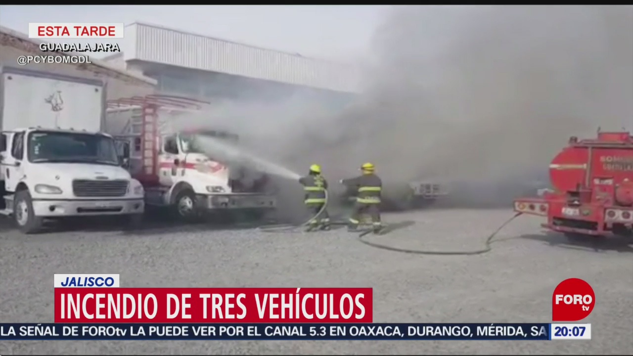 FOTO: Se incendian tres vehículos en Guadalajara, Jalisco, 23 febrero 2019
